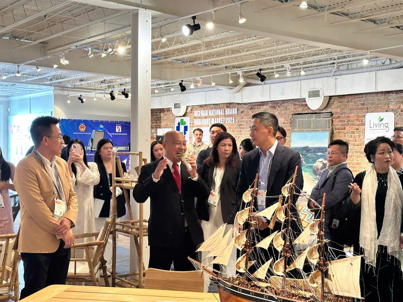 Các đại biểu tham quan từng gian hàng.