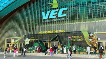 Hàng nghìn người đổ về Hội chợ Mùa Thu 2025 ngày đầu mở cửa