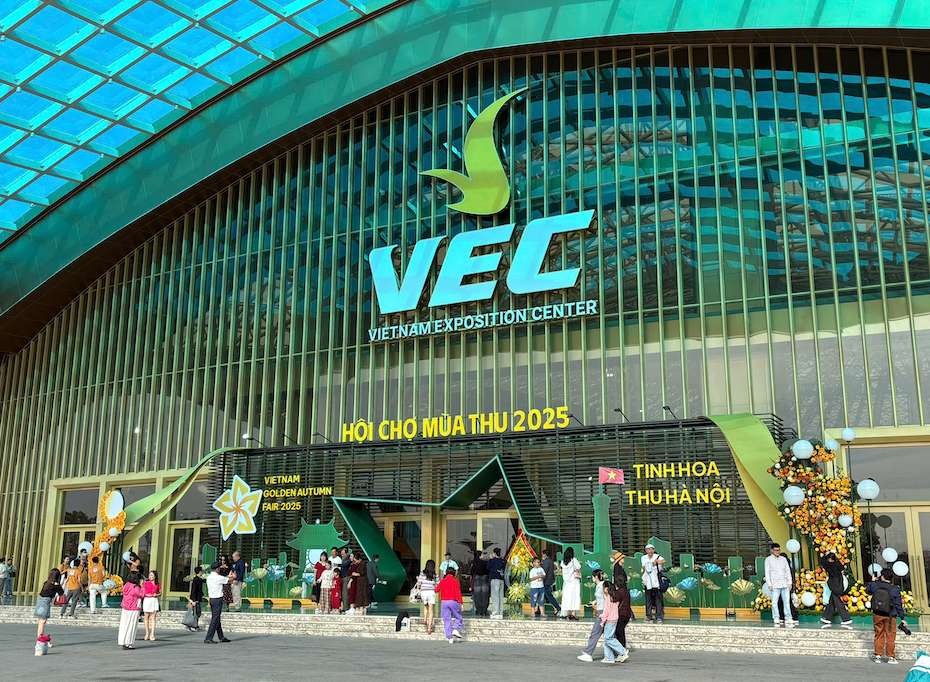 Nhiều người dân có mặt từ sớm trước giờ mở cửa tại Hội chợ Mùa Thu lần thứ nhất 2025 vì sợ tắc đường. Ảnh: Thúy Huyền