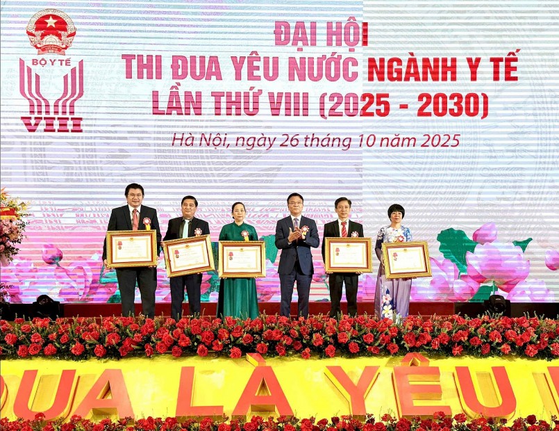 Phó Thủ tướng Chính phủ Lê Thành Long đã trao tặng Huân chương Lao động cho các tập thể, cá nhân có thành tích đặc biệt xuất sắc trong công tác, góp phần vào sự nghiệp xây dựng và bảo vệ Tổ quốc. Ảnh: Hải Yến