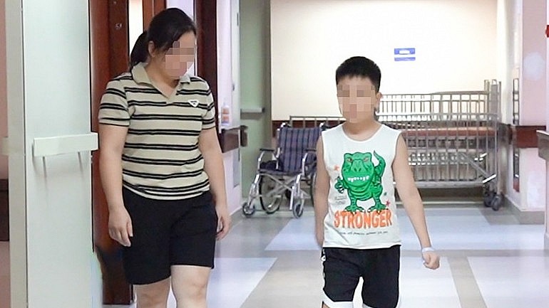 Bệnh nhi được đặt điện sinh lý để tìm dây thần kinh gây co cứng. Ảnh BVCC