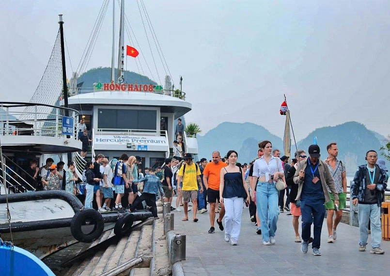 Khách Trung Quốc trở lại Quảng Ninh, du lịch biên giới sôi động trở lại