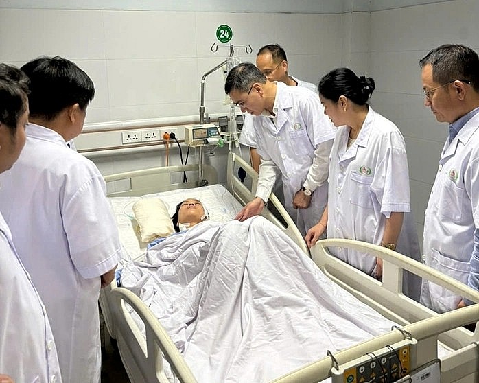 Đại diện Bộ Y tế thăm hỏi nữ điều dưỡng bị thương sau vụ tấn công tại Bệnh viện Sản Nhi Nghệ An