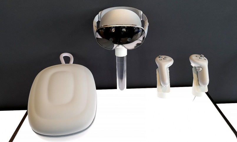 Hộp đựng và phụ kiện tay cầm điều khiển không dây để chơi game trên Galaxy XR. Người dùng phải đặt mua bộ tay cầm này riêng (Ảnh: Engadget). Hộp đựng và phụ kiện tay cầm điều khiển không dây để chơi game trên Galaxy XR. Người dùng phải đặt mua bộ tay cầm này riêng (Ảnh: Engadget).