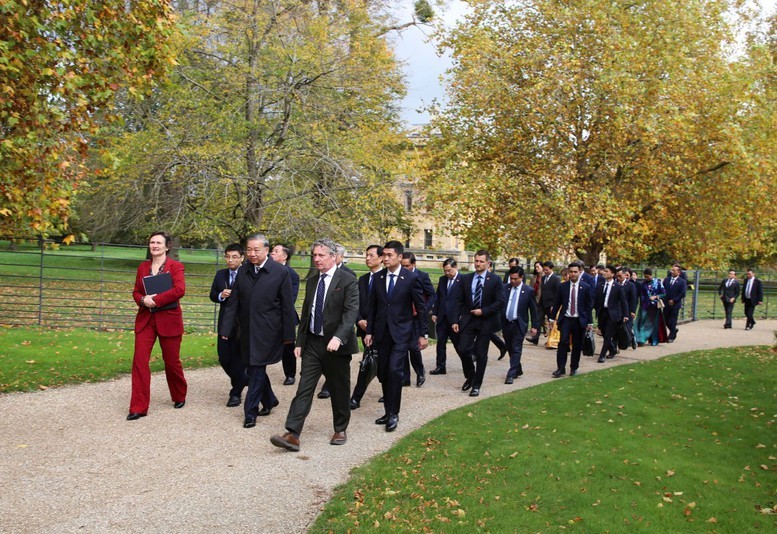 Tổng Bí thư Tô Lâm và Đoàn đại biểu cấp cao Việt Nam trong khuôn viên trường Đại học Oxford