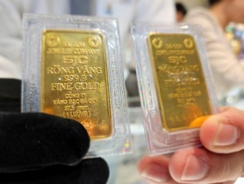Giá vàng lao dốc không phanh, vàng SJC "bốc hơi" gần 10 triệu đồng/lượng