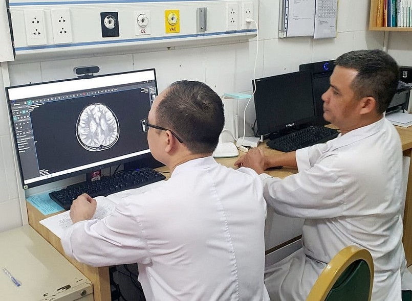 Tiến sĩ, bác sĩ Nguyễn Trung Nguyên, Giám đốc Trung tâm Chống độc, Bệnh viện Bạch Mai (ảnh phải) đang chẩn đoán hình ảnh tổn thương não của bệnh nhân ngộ độc CO. Ảnh: BVCC Tiến sĩ, bác sĩ Nguyễn Trung Nguyên, Giám đốc Trung tâm Chống độc, Bệnh viện Bạch Mai (ảnh phải) đang chẩn đoán hình ảnh tổn thương não của bệnh nhân ngộ độc CO. Ảnh: BVCC