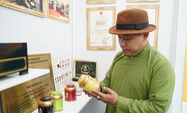 Nghệ nhân Đào Đức Hiếu tâm huyết gìn giữ bản sắc văn hoá Việt Nam qua từng búp trà non. Ảnh: Thái Mạnh