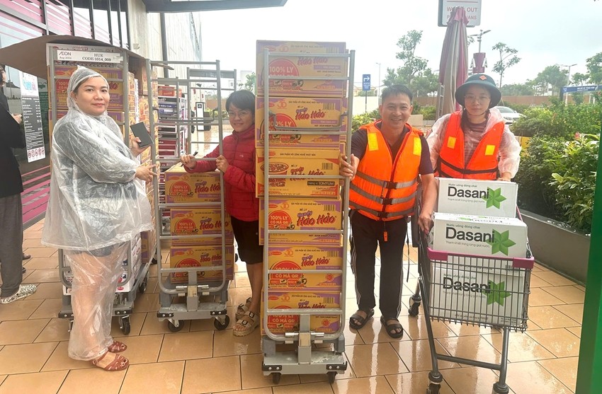  Ủy ban MTTQ Việt Nam thành phố Huế tiếp nhận hàng hóa ủng hộ người dân vùng ngập lụt