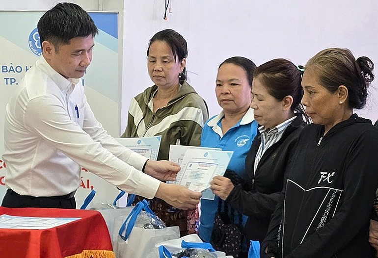 Đại diện Lãnh đạo Bảo hiểm xã hội Thành phố Hồ Chí Minh tặng thẻ bảo hiểm y tế cho phụ nữ khó khăn, tháng 10/2025 (Ảnh BTC) Đại diện Lãnh đạo Bảo hiểm xã hội Thành phố Hồ Chí Minh tặng thẻ bảo hiểm y tế cho phụ nữ khó khăn, tháng 10/2025 (Ảnh BTC)