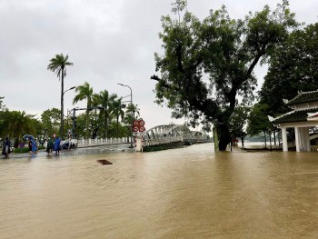 Miền Trung tiếp tục mưa lũ, miền Bắc đón không khí lạnh