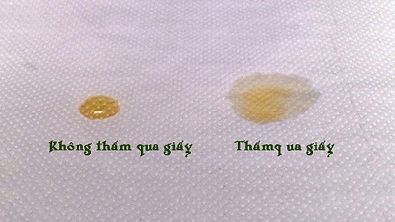 Mật ong thật khi nhỏ lên giấy sẽ giữ nguyên hình dạng giọt và thấm rất chậm.