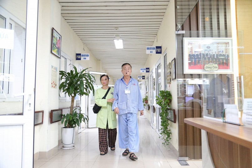 Sau 3 ngày phẫu thuật, ông H. có thể tự vận động, đi lại, đứng ngồi bình thường. Sau 3 ngày phẫu thuật, ông H. có thể tự vận động, đi lại, đứng ngồi bình thường.