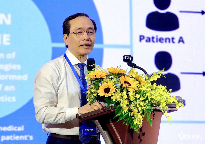 GS.TS.BS Trương Quang Bình, Chủ tịch Hội Xơ vữa Việt Nam báo cáo về bệnh tăng huyết áp tại hội nghị.