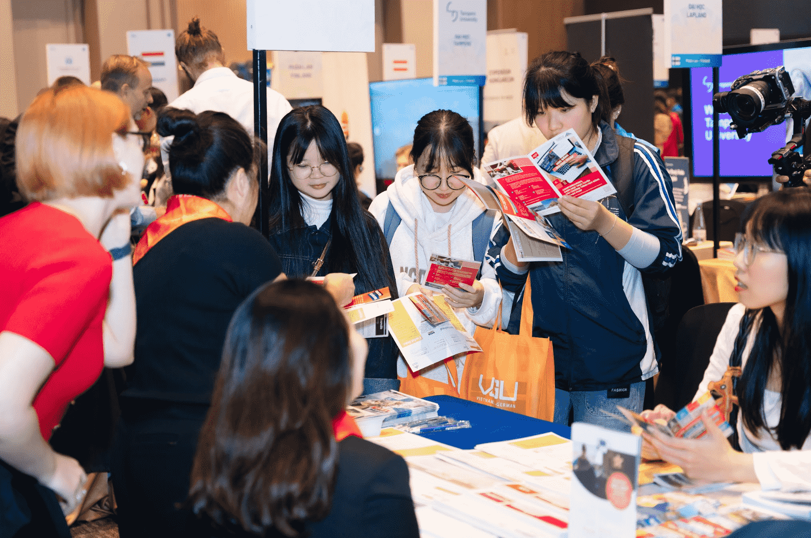 Giới trẻ Hà Nội hào hứng khám phá cơ hội học tập tại "Tuần lễ Giáo dục châu Âu 2025" Giới trẻ Hà Nội hào hứng khám phá cơ hội học tập tại "Tuần lễ Giáo dục châu Âu 2025"