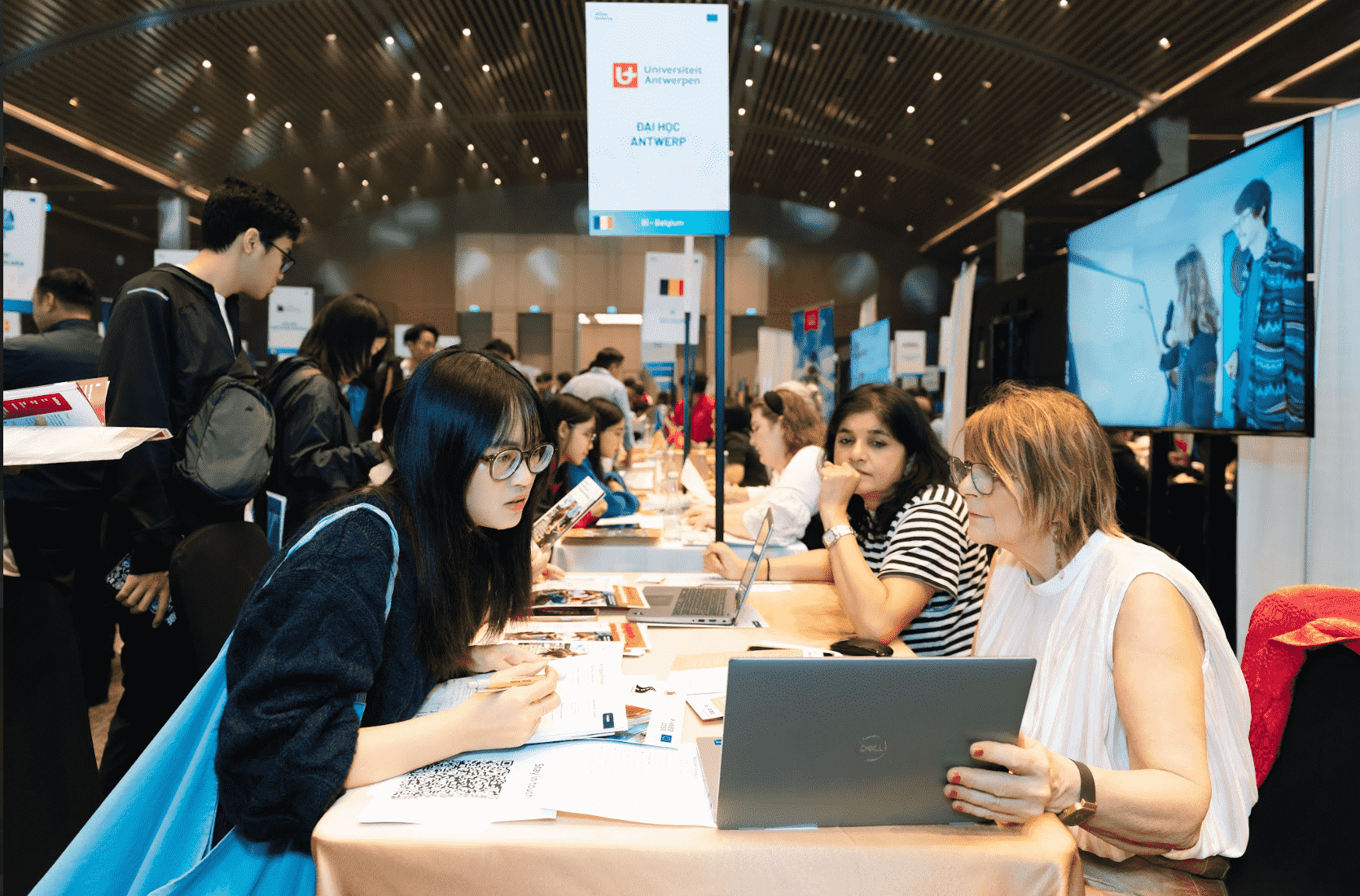 Giới trẻ Hà Nội hào hứng khám phá cơ hội học tập tại "Tuần lễ Giáo dục châu Âu 2025"