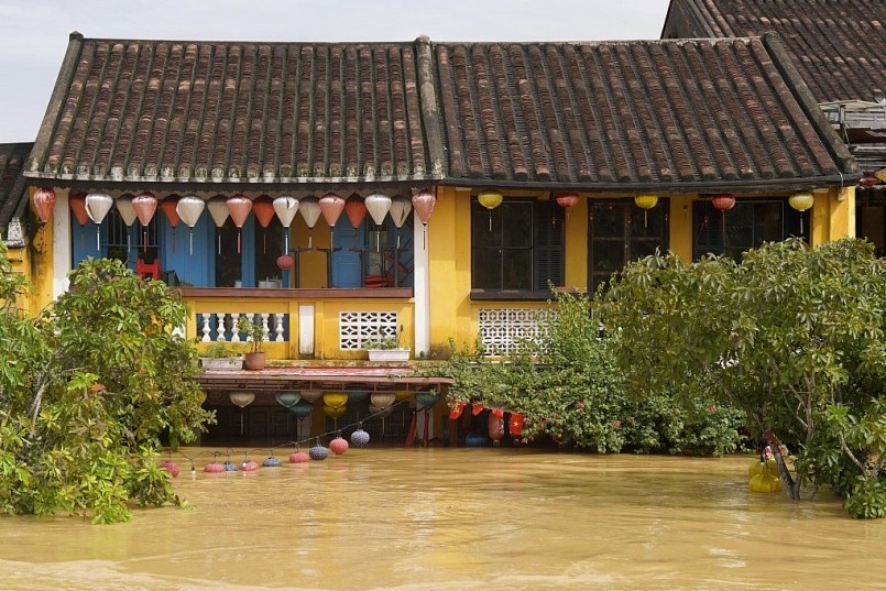 Trong khi bão Kalmaegi đang tiến vào, khu vực miền Trung đang phải gánh chịu một đợt mưa lũ nghiêm trọng.