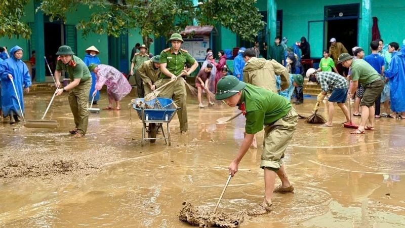 Các lực lượng ra quân hỗ trợ địa phương dọn dẹp sau lũ.