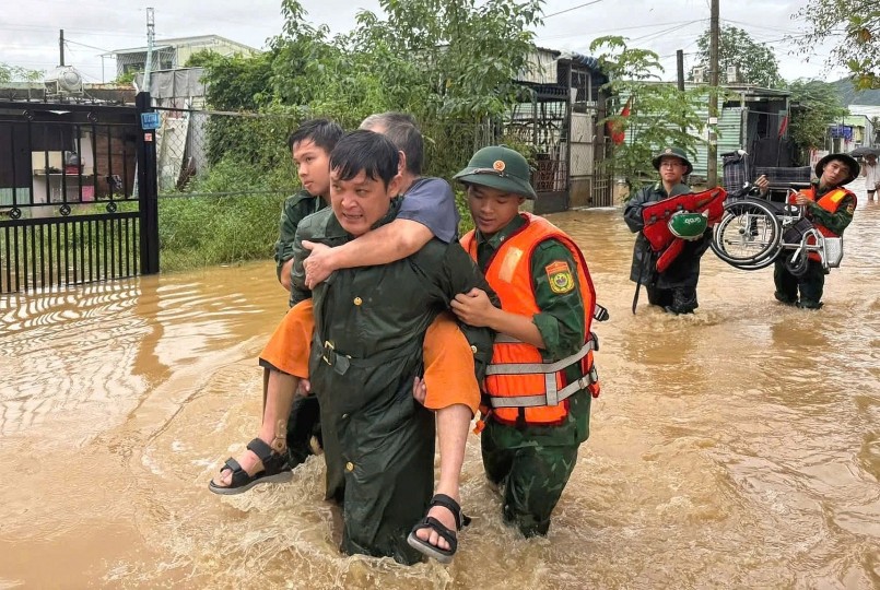 Bộ đội dầm mình trong nước sơ tán người dân ở khu dân cư đường Mẹ Suốt (P.Hòa Khánh, TP.Đà Nẵng) ngày 3.11 ẢNH: NGỌC HÂN Bộ đội dầm mình trong nước sơ tán người dân ở khu dân cư đường Mẹ Suốt (P.Hòa Khánh, TP.Đà Nẵng) ngày 3.11 ẢNH: NGỌC HÂN