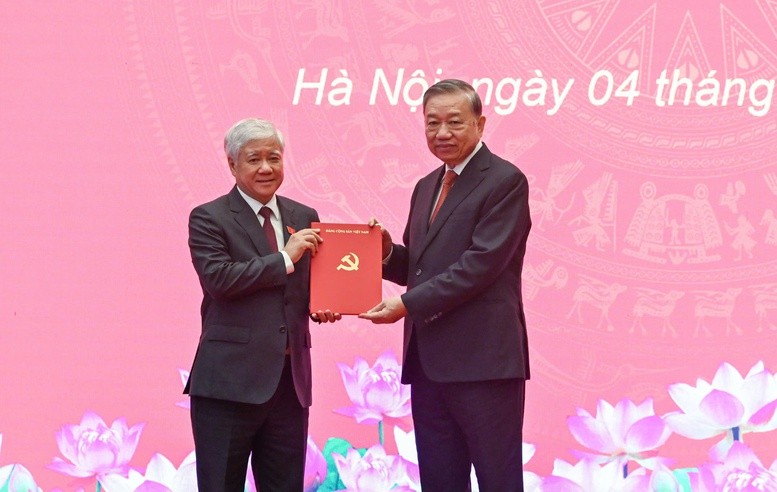 Tổng Bí thư Tô Lâm trao Quyết định của Bộ Chính trị phân công, chỉ định đồng chí Đỗ Văn Chiến giữ chức Phó Bí thư Thường trực Đảng uỷ Quốc hội