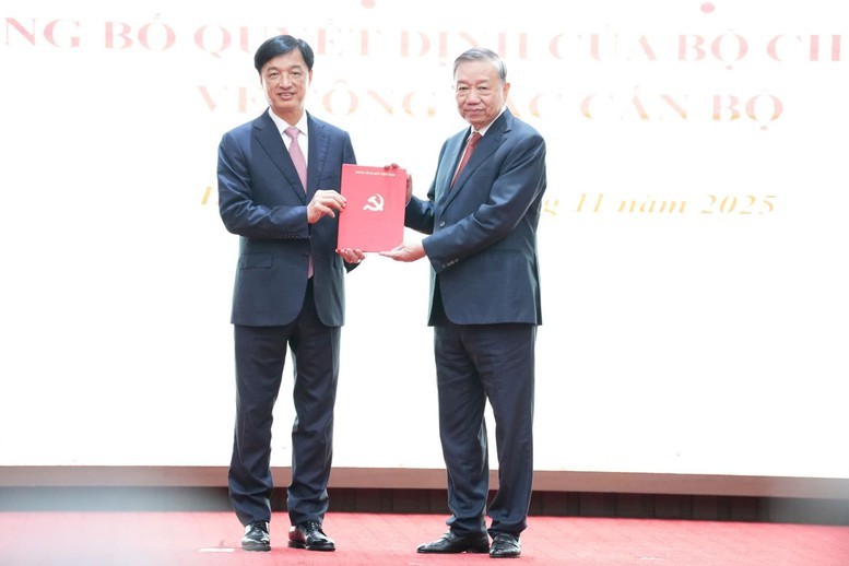 Tổng Bí thư Tô Lâm trao Quyết định của Bộ Chính trị điều động, phân công ông Nguyễn Duy Ngọc, Uỷ viên Bộ Chính trị, Bí thư Trung ương Đảng, Chủ nhiệm Uỷ ban kiểm tra Trung ương giữ chức Bí thư Thành uỷ Hà Nội.