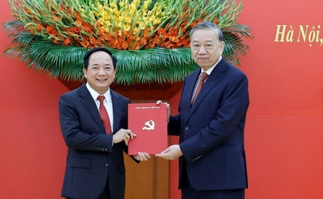 Tổng Bí thư Tô Lâm trao Quyết định của Bộ Chính trị điều động, phân công, bổ nhiệm đồng chí Trịnh Văn Quyết giữ chức Trưởng Ban Tuyên giáo và Dân vận Trung ương. (Ảnh: Thống Nhất/TTXVN)