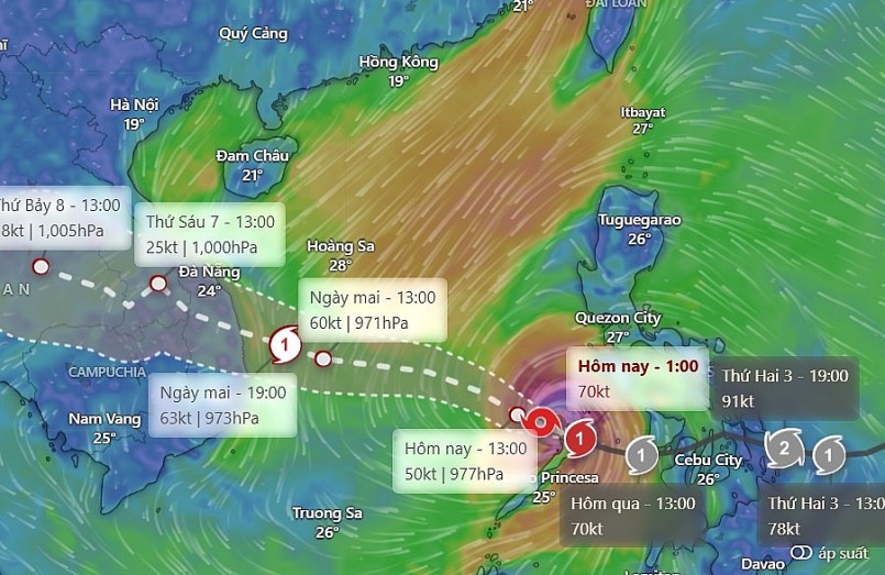 Sức gió mạnh nhất vùng gần tâm bão duy trì ở cấp 13 (134-149 km/giờ), giật cấp 16. Sức gió mạnh nhất vùng gần tâm bão duy trì ở cấp 13 (134-149 km/giờ), giật cấp 16.