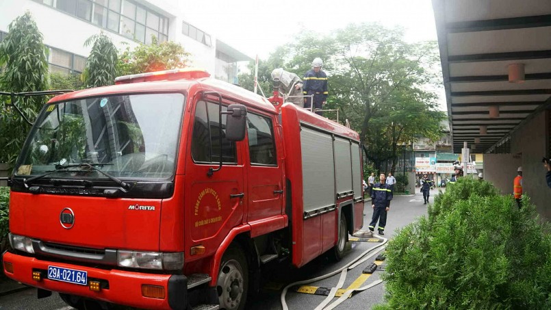 Lực lượng phòng cháy, chữa cháy chuyên nghiệp khẩn trương có mặt ứng phó sự cố...