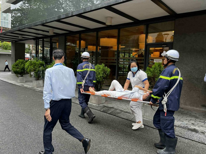 Khẩn trương đưa người bị nạn mắc kẹt xuống khu vực an toàn.