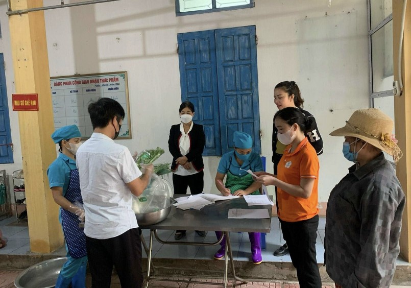 Phụ huynh và nhà trường kiểm tra thực phẩm đầu vào trường mầm non ở Hà Nội. Phụ huynh và nhà trường kiểm tra thực phẩm đầu vào trường mầm non ở Hà Nội.