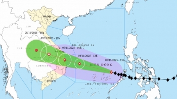 Bão số 13 Kalmaegi giật cấp 17, chỉ đạo ứng phó 'khẩn cấp hơn, nguy hiểm hơn'