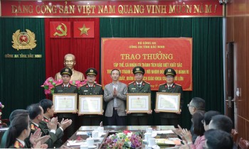 Khen thưởng Công an Bắc Ninh phá đường dây sách giả 9 tỷ đồng