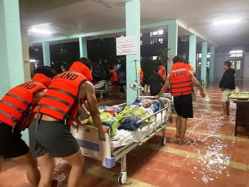 Bộ Y tế chỉ đạo khẩn ứng phó bão Kalmaegi, y tế Trung Bộ trực chiến 24/24