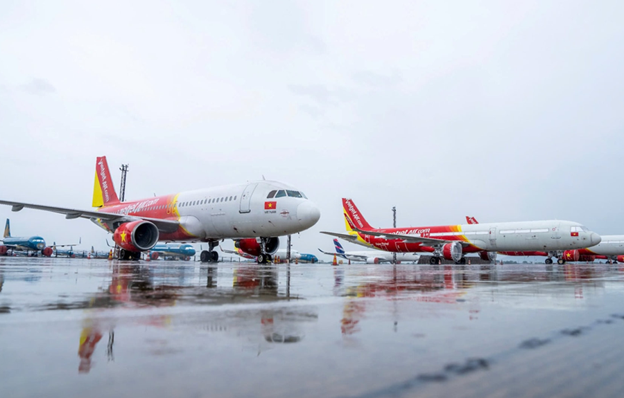 Hàng loạt chuyến bay bị ảnh hưởng bởi bão Kalmaegi