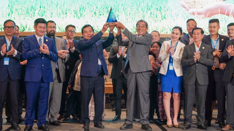 Ông Hồ Quang Cua (hàng trước bên phải) nhận giải tại cuộc thi năm 2025 - Ảnh: HỒ QUANG TRÍ