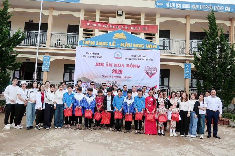 Đại diện một số nhà hảo tâm tặng quà cho nhà trường 2 Đại diện một số nhà hảo tâm tặng quà cho nhà trường 2