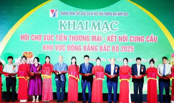 Các đại biểu thực hiện nghi thức cắt băng khai mạc Hội chợ.