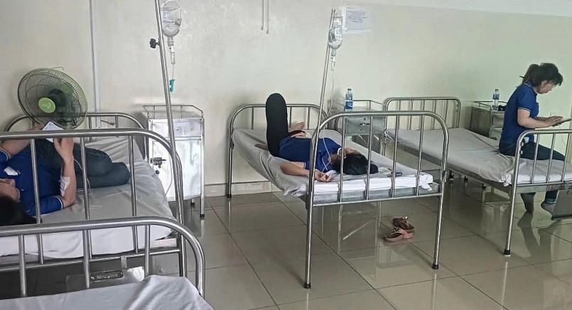 Công nhân cấp cứu tại bệnh viện sau bữa ăn trưa 10/11. Ảnh: Bệnh nhân cung cấp