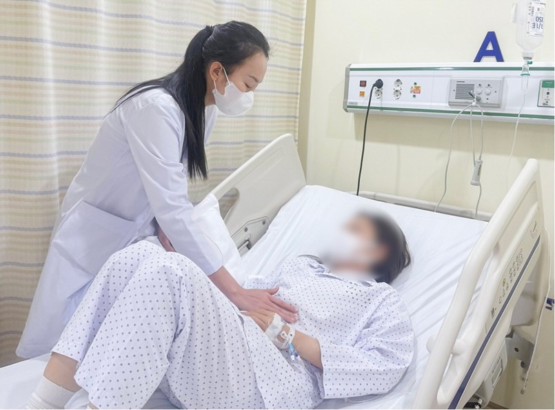 Bác sĩ khám cho bệnh nhân nghi ngộ độc thực phẩm sau ăn bánh mì. Ảnh: BVCC Bác sĩ khám cho bệnh nhân nghi ngộ độc thực phẩm sau ăn bánh mì. Ảnh: BVCC