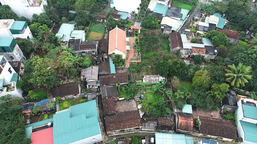 Chạm mái ngói cổ, bước ngõ xưa tại làng cổ Đông Sơn