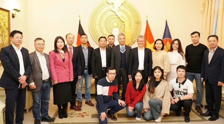 Các đại biểu tham dự Tọa đàm chụp ảnh kỷ niệm. (Ảnh: Đại sứ quán Việt Nam tại CHLB Đức)