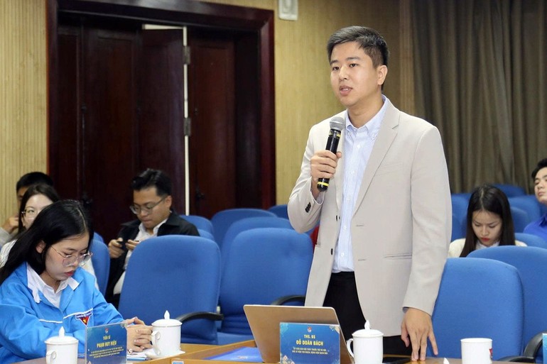 Đại biểu Đỗ Doãn Bách góp ý về công tác chăm sóc sức khỏe toàn dân.