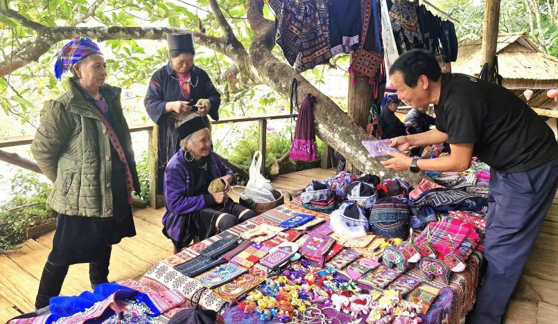 Phụ nữ cao tuổi người Mông được bố trí bán hàng lưu niệm tại Khu Du lịch Cát Cát.