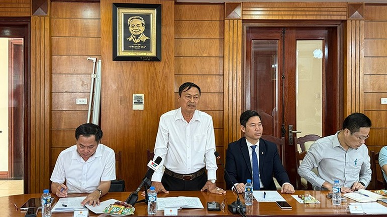 Đại diện cộng đồng người Việt Nam tại Lào phát biểu ý kiến góp ý. (Ảnh: TRỊNH DŨNG)