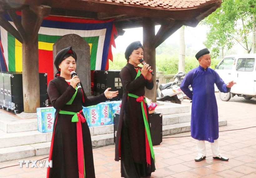 Hát dân ca quan họ tại Lễ hội Đền Đô. (Ảnh: Đỗ Huyền/TTXVN) Hát dân ca quan họ tại Lễ hội Đền Đô. (Ảnh: Đỗ Huyền/TTXVN)