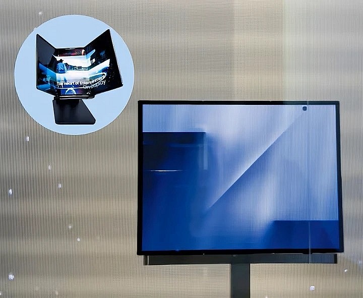 Thiết bị mẫu Galaxy Z Tri Fold lần đầu xuất hiện tại sự kiện APEC. (Nguồn: Samsung Display)