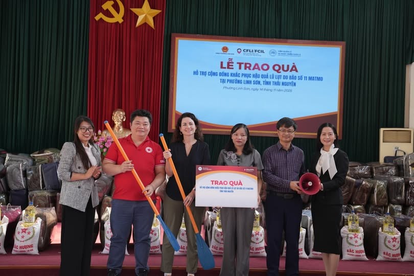 Trao quà cho UBND phường Linh Sơn