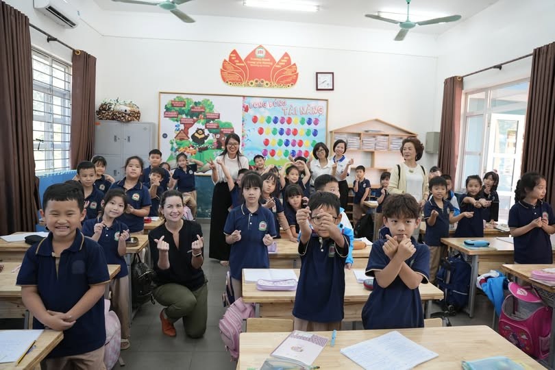 Trao quà tại trường tiểu học và THCS 915 Gia Sàn