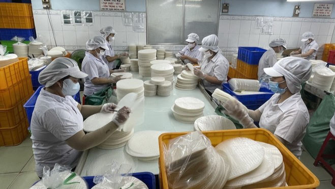 Công nhân đóng gói bánh tráng xuất khẩu tại nhà máy của Công ty cổ phần thực phẩm Bích Chi (phường Sa Đéc, tỉnh Đồng Tháp). (Ảnh: Hồng Nhung/TTXVN)