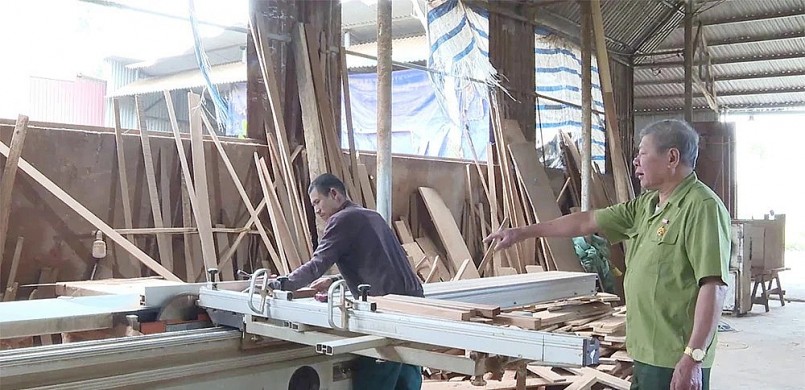 Xưởng mộc của gia đình ông Nguyễn Văn Bình tạo việc làm cho nhiều lao động. Báo Phú Thọ